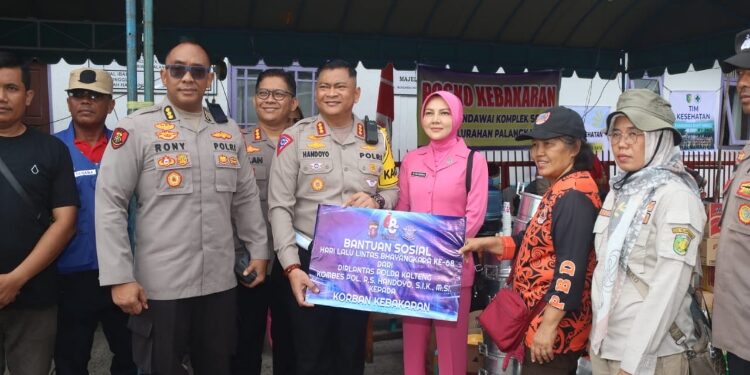 FOTO: RZL/MATAKALTENG - Penyerahan secara simbolis bantuan sosial oleh Dirlantas Polda Kalteng, Kombes Pol RS Handoyo.