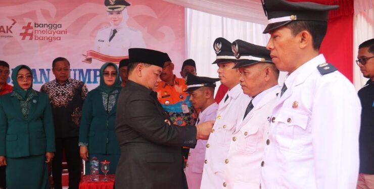 FOTO : IST/MATAKALTENG - Bupati Kotim Halikinnor saat melantik 4 Pj Kades, Kamis 14 September 2023.