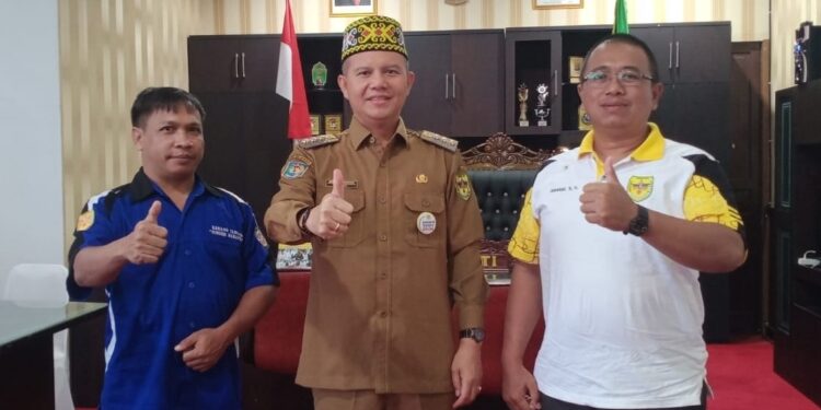 FOTO: DISKOMINFO/MATAKALTENG - Bupati Gunung Mas Jaya S Monong (tengah) berfoto bersama dengan Ketua Karang Taruna Isnaini dan Ketua Karang Taruna Kelurahan Tampang Tumbang Anjir Elia Abednego, Senin 11 September 2023.