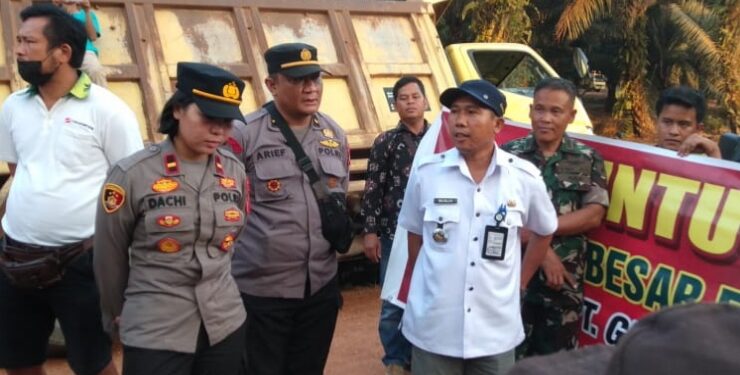 FOTO : IST/MATA KALTENG - Keluarga Ejek Sahidi saat melakukan aksi di PT GAP, Kecamatan Mentaya Hilir Utara, Kabupaten Kotim, Rabu, 13 September 2023 kemarin.