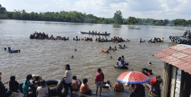 FOTO : KECAMATAN/MATA KALTENG - Mandi safar yang dilaksanakan masyarakat Kecamatan Kota Besi, Rabu 13 September 2023.