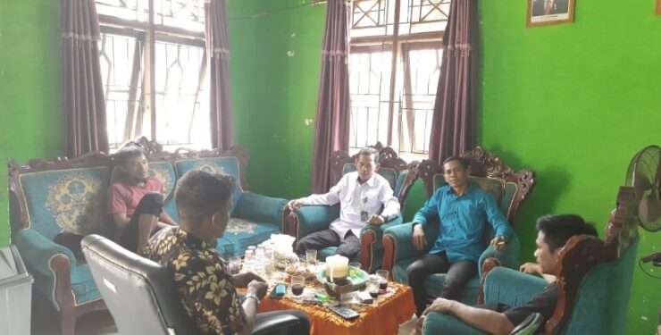 FOTO : KECAMATAN/MATA KALTENG - Camat Kota Besi Gusti Mukafi (baju putih) saat memantau persiapan pemilihan kepala desa di Desa Pamalian, Kamis 14 September 2023.