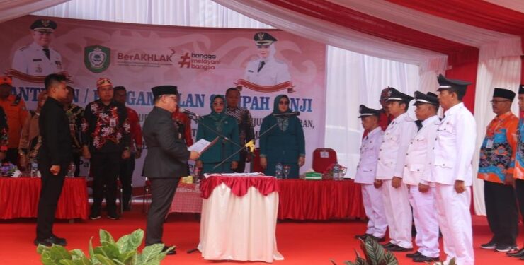 FOTO : IST/MATAKALTENG - Bupati Kotim Halikinnor saat melantik empat Pj Kades di Kecamatan Parenggean, Kamis 14 September 2023.