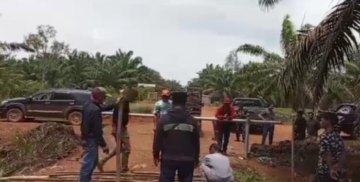 FOTO: IST/MATA KALTENG Warga - Aksi Desa Bukit Raya, Kecamatan Cempaga Hulu, Kabupaten Kotim portal PT WNL, Kamis, 14 September 2023.
