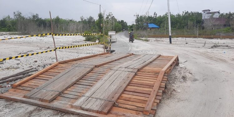 FOTO: IST/MATAKALTENG - Kondisi ruas Jalan Mangkurambang yang terletak di perbatasan antara Kelurahan Tampang Tumbang Anjir dan Desa Tanjung Riu, belum lama ini.