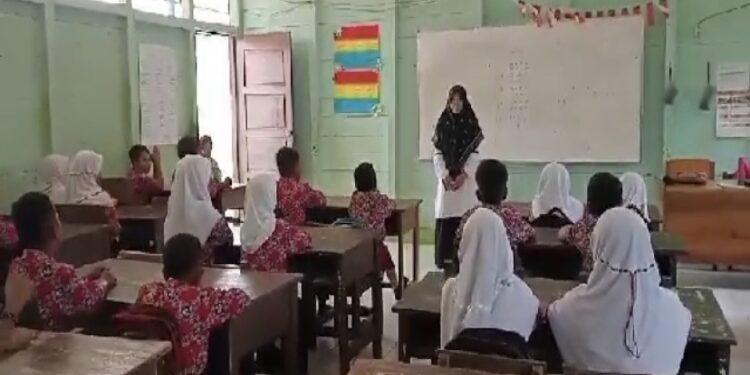 FOTO: DISDIK/MATA KALTENG - Orang tua bercerita di depan kelas di SDN 1 Buana Mustika, 14 September 2023.