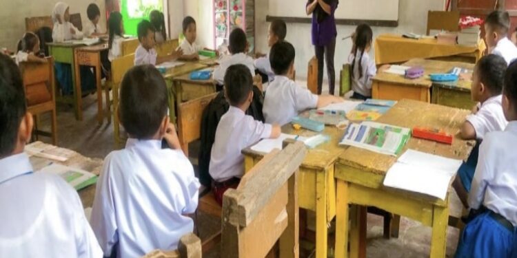 FOTO: DISDIK/MATA KALTENG - Praktik baik orang tua bercerita di SDN 1 Jaya Karet, 14 September 2023.