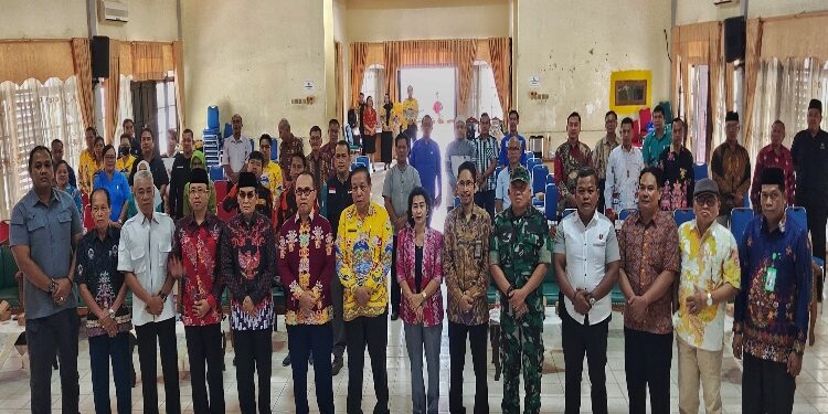 FOTO: MATA KALTENG - Bupati Gumas, Jaya S Monong yang diwakili oleh Kepala Badan Kesbangpol Kabupaten Gumas Sugiarto, Kabid Kewaspadaan Nasional dan Penanganan Konflik pada Badan Kesbangpol Provins Kalteng Edy Yusuf, berfoto bersama dengan peserta sosialisasi pencegahan penanggulangan ekstremisme berbasis kekerasan yang mengarah pada terorisme tahun 2023, di GPU Tampung Penyang, Kamis, 14 September 2023.