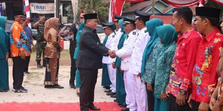FOTO: IST/MATAKALTENG - Bupati Kotim Halikinnor saat menyapa Pj Kades yang baru dilantik, Kamis 14 September 2023.