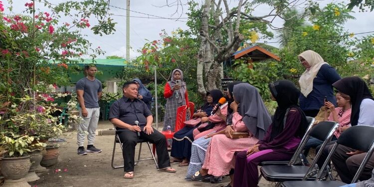 FOTO: IST/MATAKALTENG - Bupati Kotim, Halikinnor, saat berdialog dengan warga Baamang, Jumat 15 September 2023.