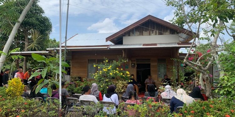 FOTO: IST/MATAKALTENG - Rumah warga yang mendapat bantuan perbaikan dari Pemkab Kotim nampak dari depan, Jumat 15 September 2023.