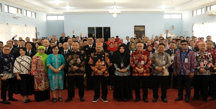 FOTO : IST/MATAKALTENG - Sekda Nuryakin saat berfoto bersama dengan peserta pelatihan kepemimpinan administrator.