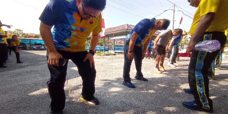FOTO: RZL/MATAKALTENG - Kabidhumas Polda Kalteng Kombes Pol Erlan Munaji (kiri), Dirlantas Polda Kalteng Kombes Pol R S Handoyo (tengah) saat mengikuti lomba memasukkan paku dalam botol.