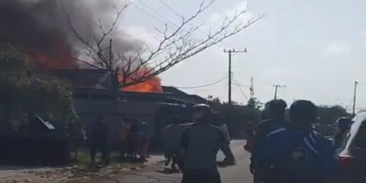 FOTO: IST/MATAKALTENG - Kobaran api menghanguskan satu bangunan milik warga di Jalan Cut Mutia Sampit, Jumat 15 September 2023 pagi. 