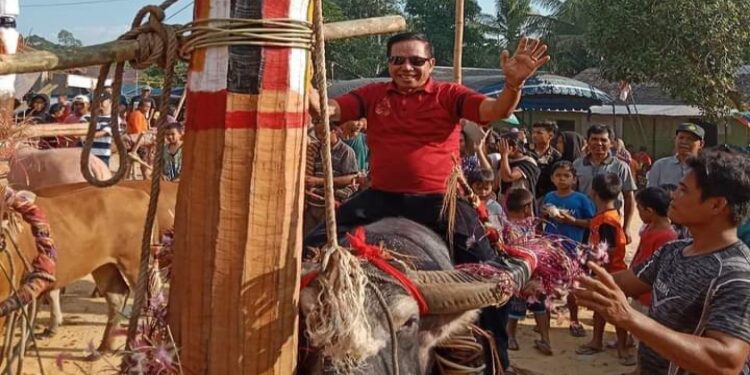 FOTO: MATA KALTENG - Ketua DPRD Kabupaten Gumas, Akerman Sahidar, ketika menghadiri Ritual Tiwah, di Kelurahan Rabambang, Kecamatan Rungan Barat.