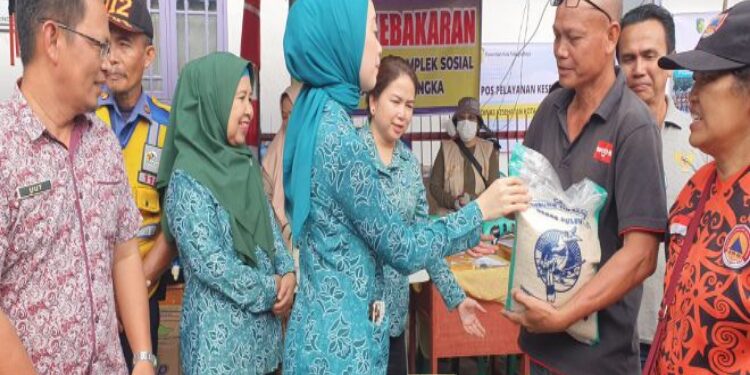 FOTO: MATAKALTENG - Ketua TP PKK Palangka Raya, Avina Fairid Naparin, saat memberikan bantuan kepada korban kebakaran.