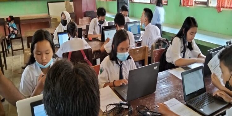 FOTO: DOK/MATA KALTENG - Pembelajaran di SMPN 1 Mentaya Hulu belum lama ini menggunakan platform belajar di google.