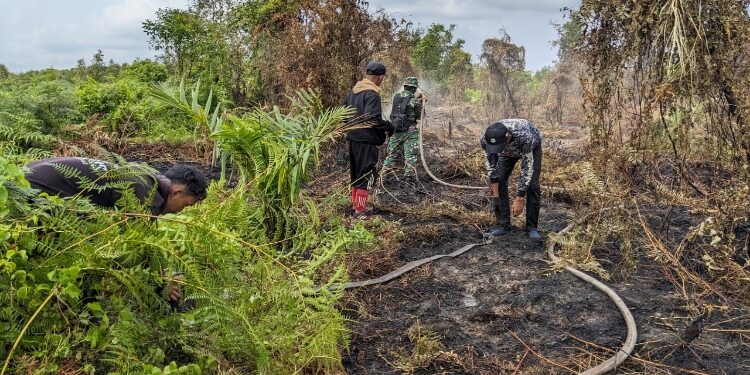FOTO: IST/MATA KALTENG - Upaya pemadaman yang dilakukan Pemuda desa Serambut bersama anggota Babinsa Pulau Hanaut belum lama ini.