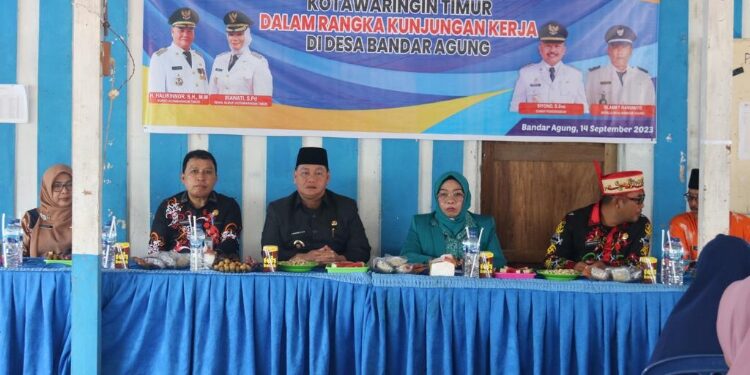 FOTO: IST/MATAKALTENG - Bupati Kotim Halikinnor dan pejabat lainnya saat kunjungan kerja di Desa Bandar Agung Kecamatan Parenggean, belum lama ini.