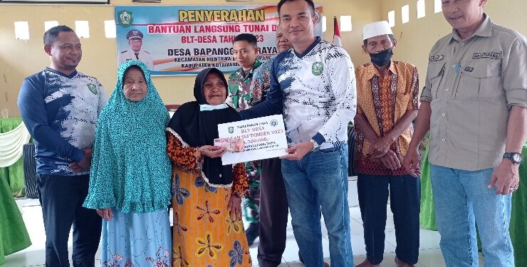FOTO : DEVIANA/MATAKALTENG - Pembagian BLT DD di Desa Bapanggang Raya, Kecamatan MB Ketapang, Sabtu 16 September 2023.