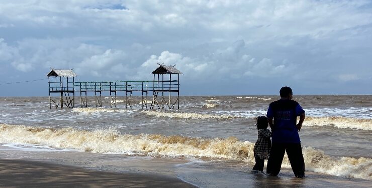FOTO : DIAN/MATA KALTENG - Suasana pantai Ujung Pandaran, Sampit saat akhir pekan.
