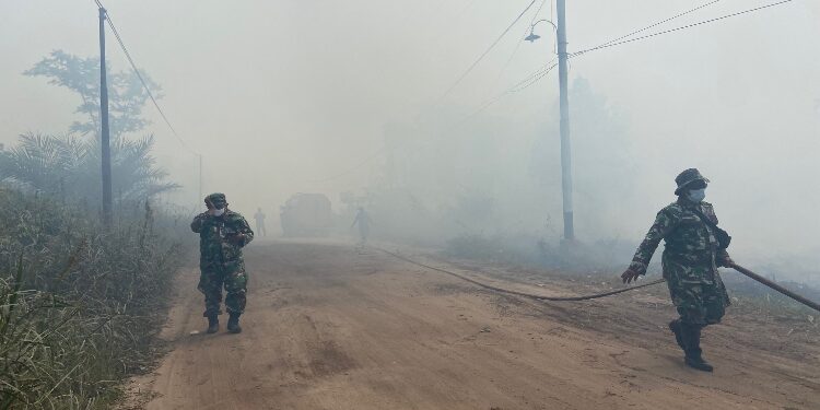FOTO: DOK/DIAN MATA KALTENG - Upaya pemadaman kebakaran di Jalan Pramuka belum lama ini.