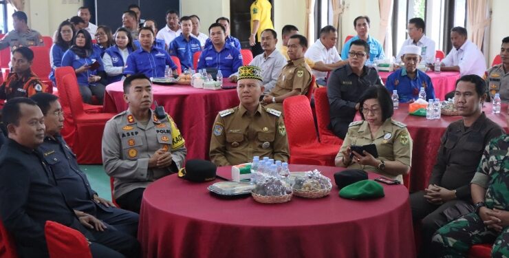 FOTO : DISKOMINFO SANTIK/MATA KALTENG - Bupati Gumas Jaya S Monong bersama Wakil Bupati Efrensia LP Umbing, Kapolres AKBP Asep Bangbang Saputra, dan Pabung Kodim 1016/Plk Letkol Inf Maksun Abadi, saat menghadiri suatu kegiatan, pekan lalu.