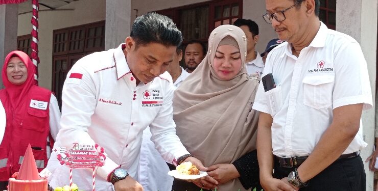 FOTO : DEVIANA/MATAKALTENG - Ketua PMI Kotim Supian Hadi didampingi Wakil Bupati Irawati dan Kepala UPTD PMI Kotim Yuendri saat memotong tumpeng HUT ke-78 PMI, Minggu 17 September 2023