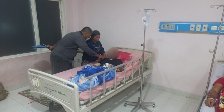 FOTO: IST/MATA KALTENG - Kuasa Hok Kim alias Acen Ahmad Taufik saat menjenguk pasie yang terlibat bentrok di Lahan sawit yang tengah bersengketa di Desa Pelantara, Kecamatan Cempaga Hulu pada waktu lalu.