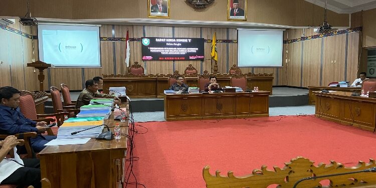 FOTO: DIAN/MATA KALTENG - Rapat kerja Komisi I bersama Setwan, 18 September 2023.