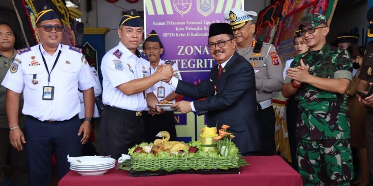 FOTO: VI/MATAKALTENG - Staf Ahli Gubernur Kalteng Bidang Pemerintahan, Hukum dan Politik, Herson B Aden, saat pemotongan tumpeng.
