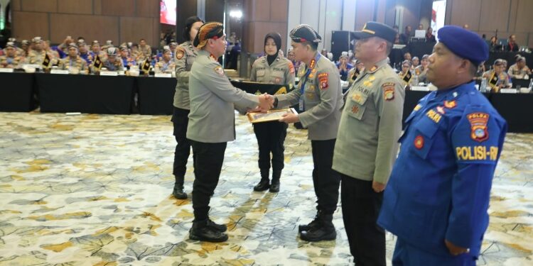 FOTO: MATAKALTENG - Dirpamobvit Polda Kalteng, Kombes Pol Muhammad Rifai, saat menerima penghargaan dari Kabaharkam Polri.