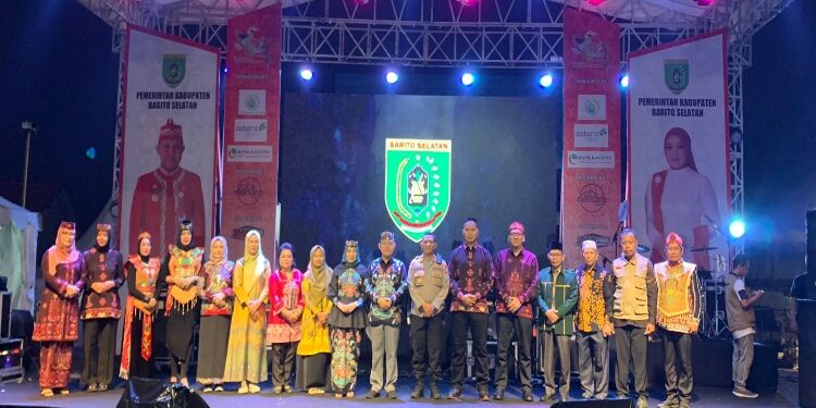 FOTO: MATAKALTENG - Pj Bupati Barsel bersama sekda dan kepala OPD lingkup Pemkab Barsel, saat berfoto bersama usai membuka Barsel Expo 2023 tadi malam.