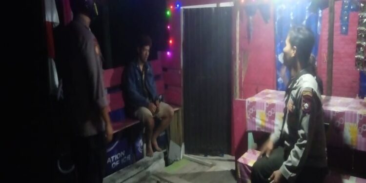 FOTO: MATAKALTENG - Personel Polsek Sabangau, saat meminta pria mabuk untuk pulang ke rumahnya.