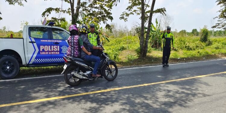 FOTO: RZL/MATAKALTENG - Personel Satlantas Polresta Palangka Raya, saat melakukan pengaturan lalu lintas di Jalan Mahir-Mahar lingkar luar.