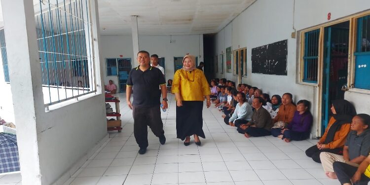 FOTO: RZL/MATAKALTENG - Kakanwil Kemenkumham Kalteng, Hendra Ekaputra didampingi Kalapas Perempuan Kelas IIA Palangka Raya, Sri Astiana, saat meninjau blok hunian WBP.