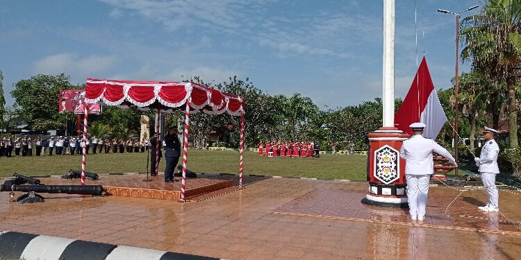 FOTO: DEVIANA/MATAKALTENG - Bupati Kotim Halikinnor saat memimpin upacara peringatan Harhubnas ke-53 tahun, Senin 18 September 2023.