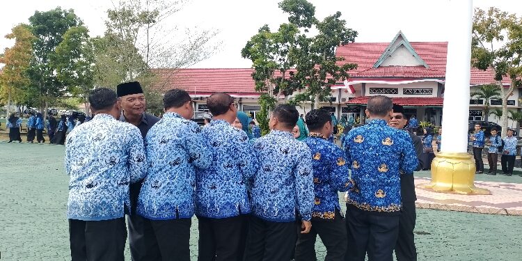 FOTO: AKH/MATAKALTENG - Sejumlah ASN bersalaman dengan Bupati dan Wakil Bupati Sukamara beserta istri.