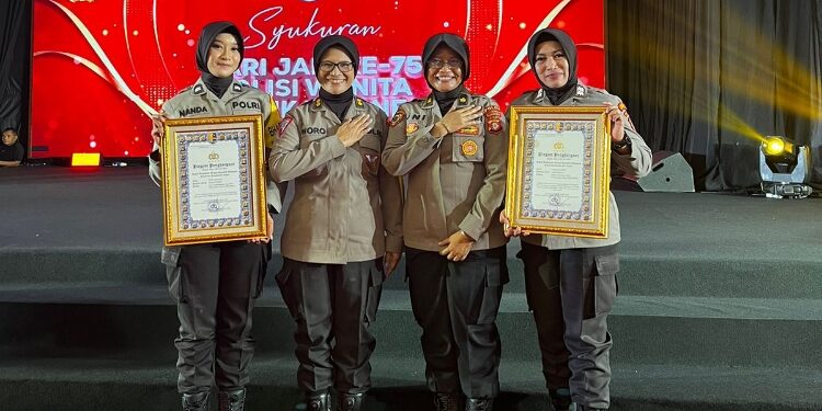FOTO: MATAKALTENG - Dua polwan Polda Kalteng, usai mendapatkan penghargaan dari Kapolri.