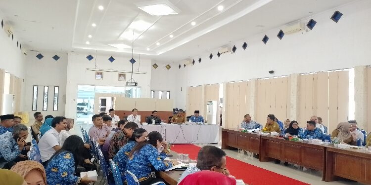 FOTO: AKH/MATAKALTENG - Wakil Bupati Sukamara Ahmadi saat memimpin rapat stunting di Sukamara.