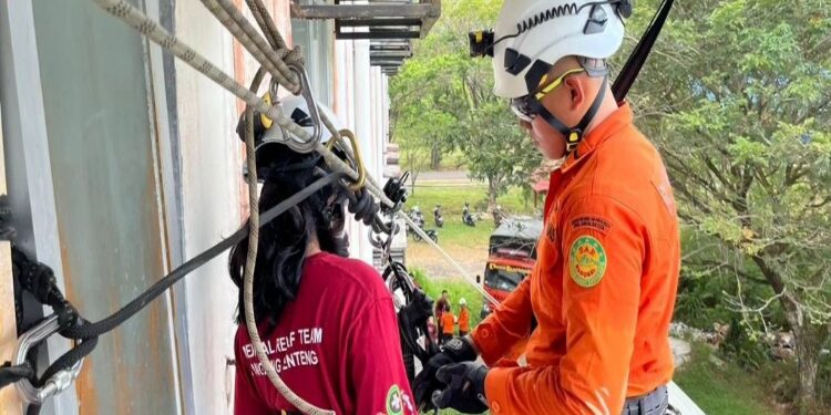 FOTO: MATAKALTENG - Anggota tim bantuan medis UPR saat mengikuti pelatihan High Angle Rescue Technique.