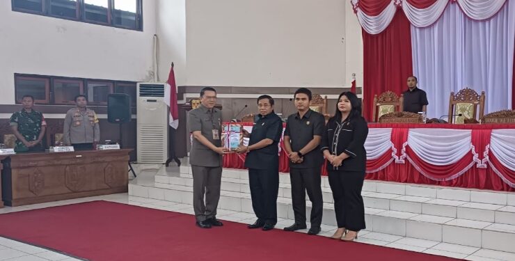 FOTO : DISKOMINFO SANTIK/MATA KALTENG - Bupati Gumas Jaya Samaya Monong yang diwakili Pj Sekda Richard, ketika menyerahkan dokumen raperda tentang Perubahan APBD tahun 2023, di rapat paripurna ke-1 masa persidangan 1 tahun sidang 2023, Senin, 18 September 2023.