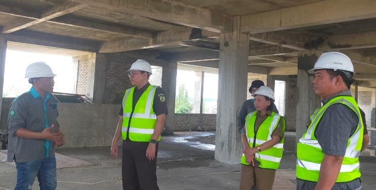 FOTO : KEJARI GUMAS/MATA KALTENG - Kajari Gumas Sahroni bersama Inspektur Gumas Dihel, serta Kepala Dinas Perpustakaan dan Kearsipan Maria Efianti meninjau progres pembangunan gedung perpustakaan umum daerah, Senin, 18 September 2023. sore.
