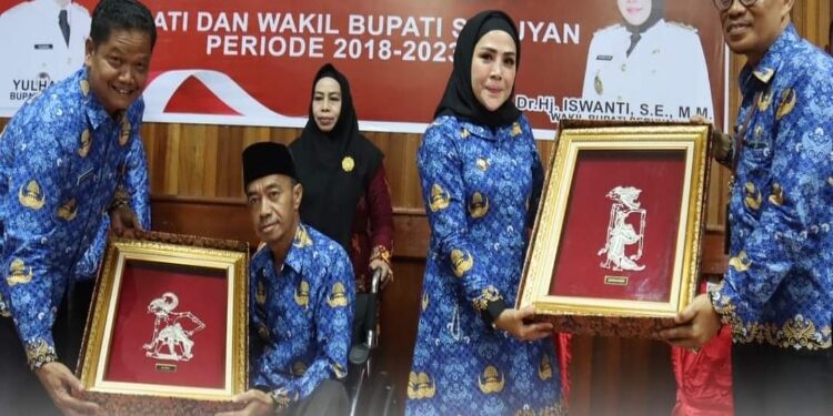 FOTO: PROKOM SERUYAN/MATA KALTENG - Bupati Seruyan, Yulhaidir (dua dari kiri) dan Wakil Bupati Seruyan, Iswanti (dua dari kanan) saat menerima cindera mata saat agenda pisah pamit di Aula Kantor Bupati Seruyan, Senin 18 September 2023.