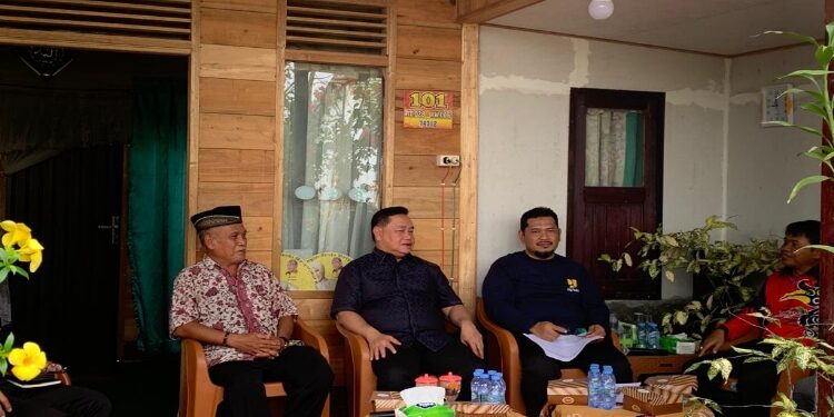 FOTO: DOK DEVIANA/MATAKALTENG - Plt Kadis PUPR Kotim Kaspul, saat mendampingi Bupati Kotim Halikinnor meninjau rumah bantuan, belum lama ini.