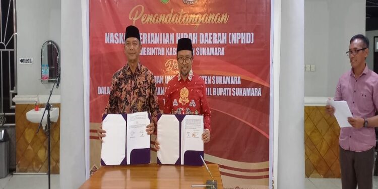 FOTO: AKH/MAKA - Bupati Sukamara Windu Subagio dan Ketua KPU Sukamara Ahmad Zen Allantany usai menandatangani NPHD untuk Pilkada 2024.
