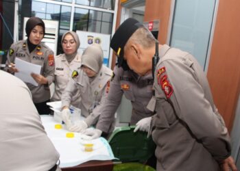 FOTO: RZL/MATAKALTENG - Pelaksanaan tes urine di Rumah Sakit Bhayangkara Tingkat III Palangka Raya.