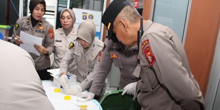 FOTO: RZL/MATAKALTENG - Pelaksanaan tes urine di Rumah Sakit Bhayangkara Tingkat III Palangka Raya.