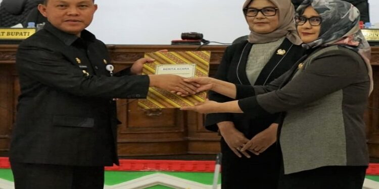 FOTO: MATAKALTENG - Penjabat Bupati Barito Selatan, Deddy Winarwan menyampaikan draf dua raperda kepada DPRD Barito Selatan.