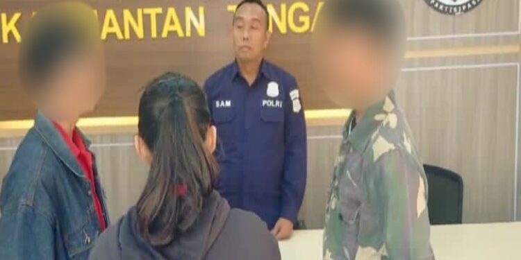 FOTO: MATAKALTENG - RK dan DD, saat saling bermaafan usai dimediasi Ketua Tim Virtual Police Bidhumas Polda Kalteng.